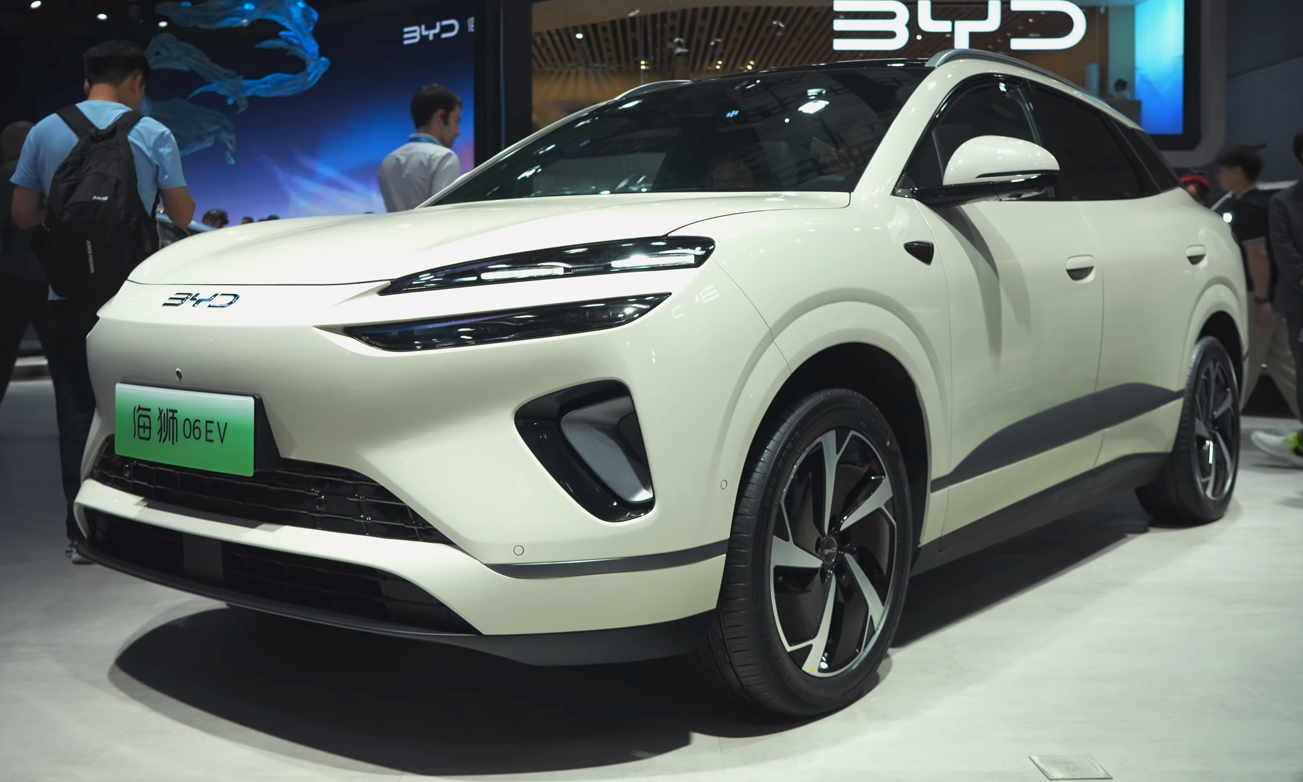 BYD Sealion 06 electric SUV, front three-quarter view