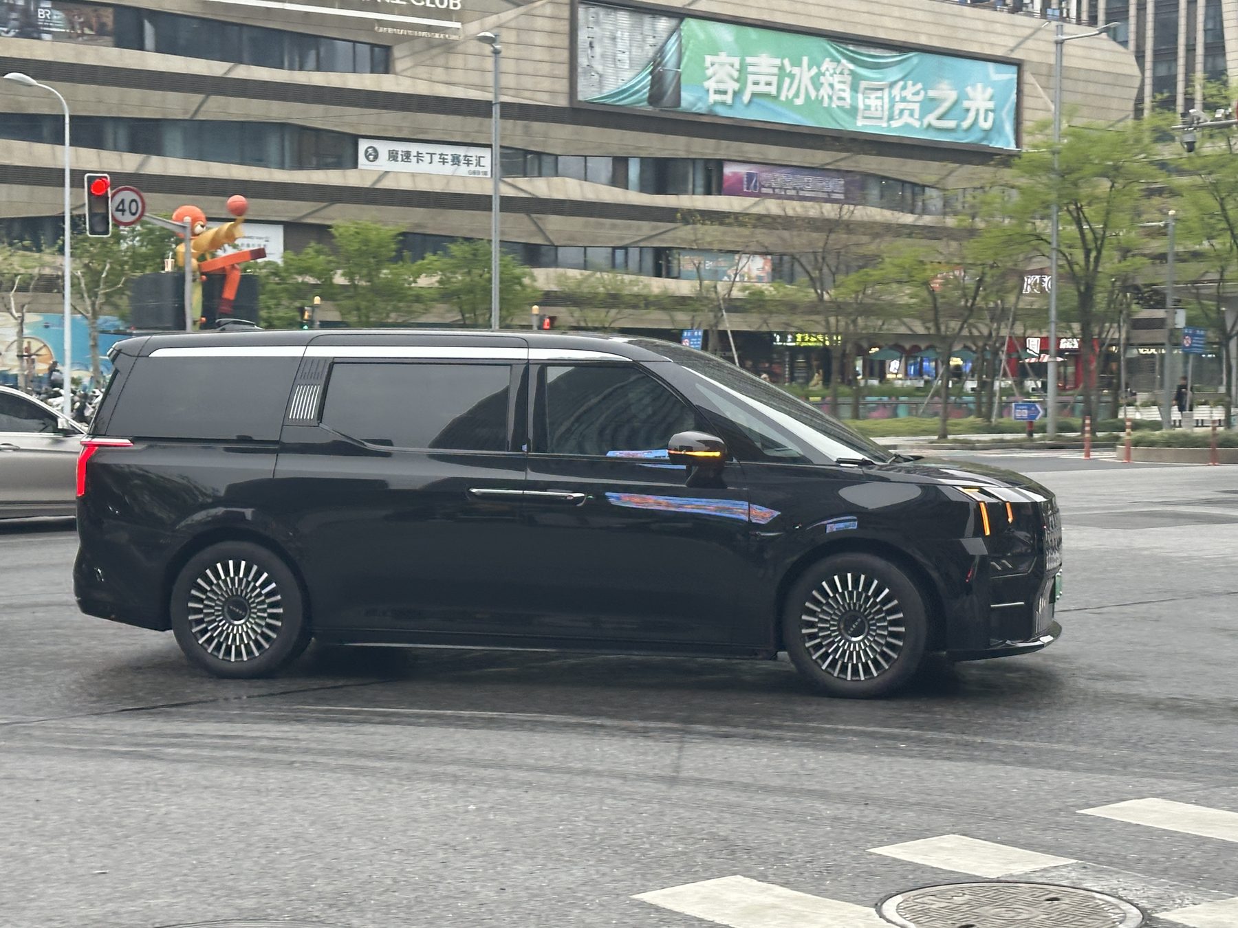 Zeekr 009 large electric MPV, exterior view
